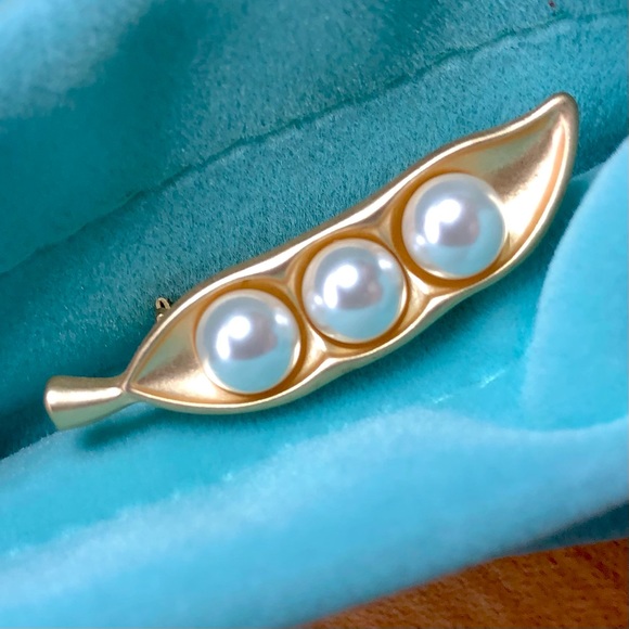 Sold. 🪲PEAS IN A POD BRUSHED GOLDEN BROOCH PIN - Picture 7 of 15